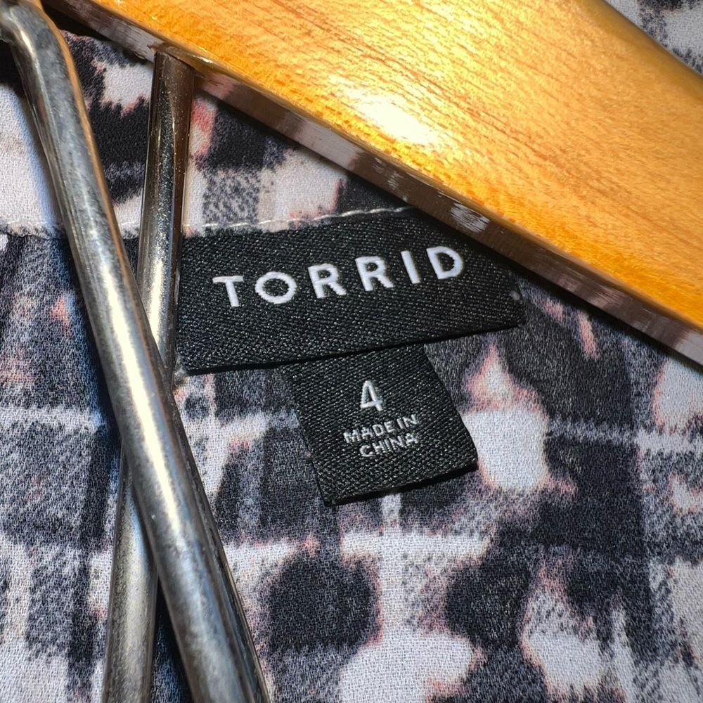 Torrid Georgette Keyhole Flutter Sleeve Blouse In… - image 7